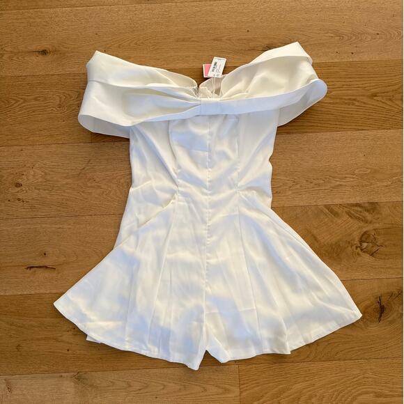 PrettyLittleThing - Extreme Bow Detail Satin Playsuit in White